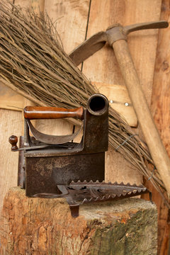 herramientas y plancha antigua metalica