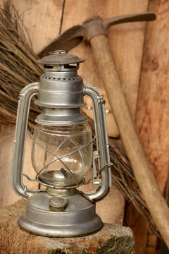 herramienta de mineria y lampara de mano