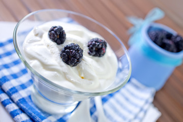 yogurt with blackberry