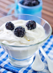yogurt with blackberry
