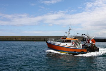 Naklejka premium chalutiers dans le port de pêche du guilvinec,bretagne