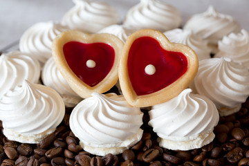 Obraz na płótnie Canvas French vanilla meringue cookies and two sweet hearts