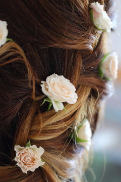 acconciatura con fiori