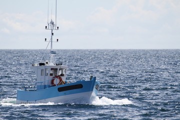 Fototapeta premium chalutiers navigant en mer d'iroise,bretagne