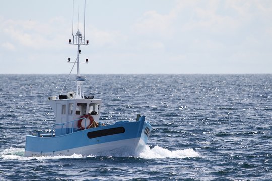 chalutiers navigant en mer d'iroise,bretagne