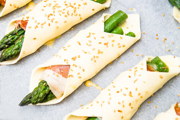 pastry filled with asparagus and prosciutto
