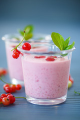 smoothie with red currants