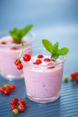 smoothie with red currants
