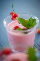 smoothie with red currants