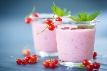 smoothie with red currants