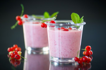 smoothie with red currants