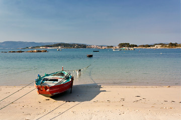 Naklejka premium Fishing boat at Espineiro beach on Arousa Island