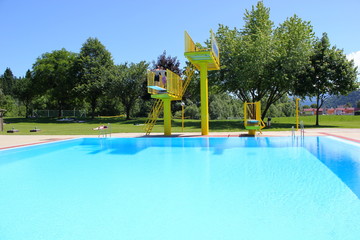 5-Meter-Sprungturm in einem Freibad © rbkelle