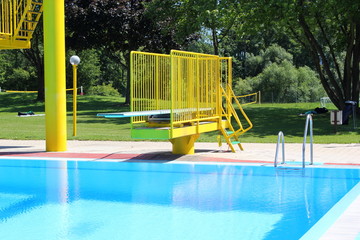 1-Meter-Sprungbrett in einem Freibad
