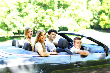 Freunde sitzen im Cabrio
