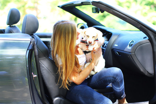 junges Mädchen mit Hund im Auto