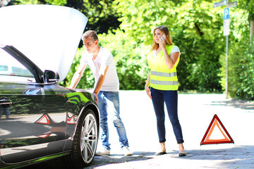 junges Paar hat eine Autopanne