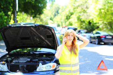 junge Frau hat eine Autopanne