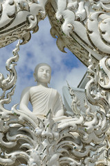 Fototapeta na wymiar Chiang Rai, Tajlandia - 21 LISTOPADA: Wat Rong Khun budynki i