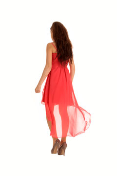 Rückenansicht einer Frau im roten Kleid