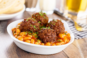 Hackbällchen und gebackene Bohnen - Meatballs and baked beans
