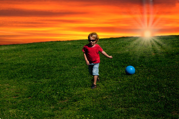 Fototapeta premium Playing ball at sunset