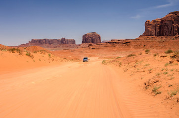 Fototapeta na wymiar Dirt drogowego poprzez Monument Valley z pojazdu na odległość