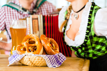 Bayrisches Restaurant mit Bier und Bretzeln