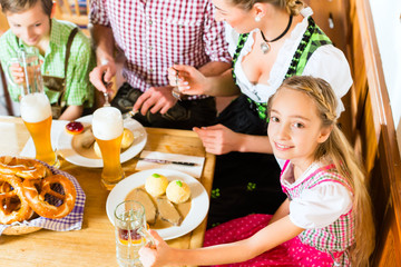 Bayrische Familie im Restaurant