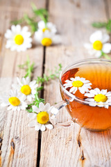 Fototapeta na wymiar filiżanka herbaty z kwiatów rumianku