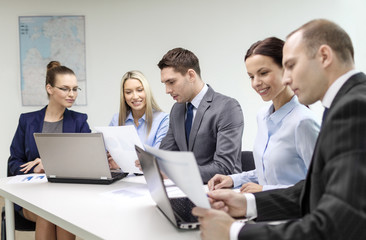 Obraz premium business team with laptop having discussion