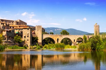 Photo sur Plexiglas Travaux détablissement Medieval town on the banks of river. Besalu