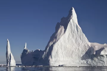 Fototapete Antarktis Pyramideneisberg mit zwei Gipfeln in antarktischen Gewässern