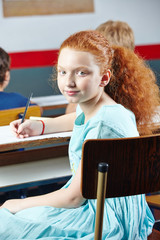 Schülerin im Unterricht in Grundschule