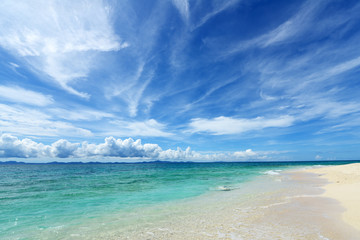 慶良間の美しいビーチと夏空