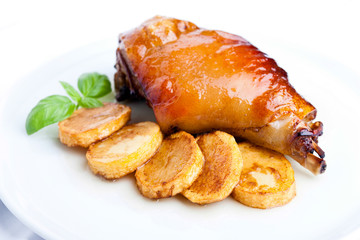 Codillo al horno con patatas