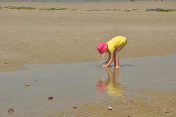 Bei Ebbe ein Mädchen spielt  am Meer