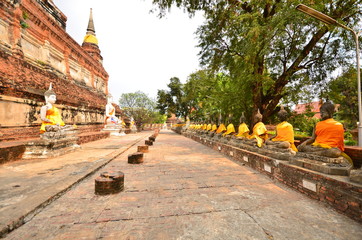 Fototapeta na wymiar Wiersz statua Buddy w Ayutthaya, Tajlandia