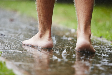 Barefoot in rain - obrazy, fototapety, plakaty