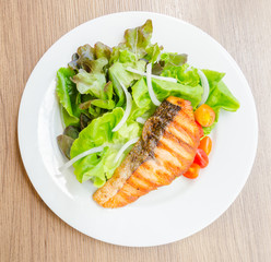 Grill salmon salad