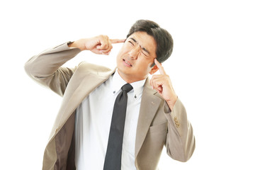 頭痛を訴えるビジネスマン