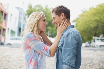 Obraz premium Hip young couple smiling at each other