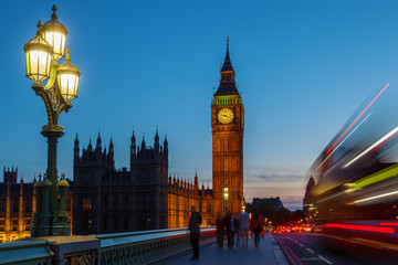Fototapeta na wymiar nachts auf der Westminster Bridge in London