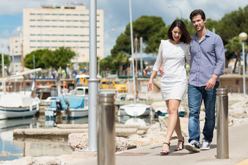 paar spaziert am hafen entlang