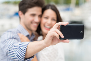 glückliches paar fotografiert sich