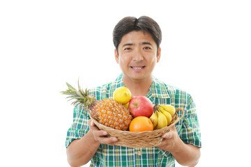 果物を持つ笑顔の男性