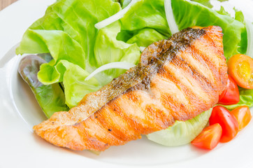 Grill salmon salad
