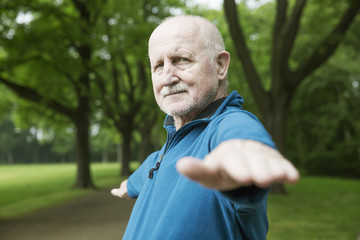 senior macht gymnastische übungen,sport, im park