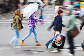 Einkaufsbummel bei Regen in Bewegungsunschärfe