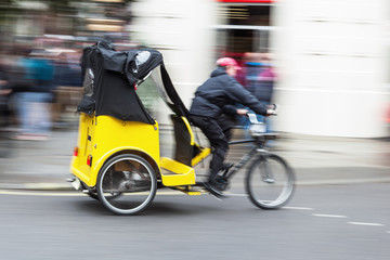 Rikscha-Fahrer in Bewegungsunschärfe